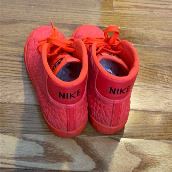 Coral rare nikes - Picture 3 of 3